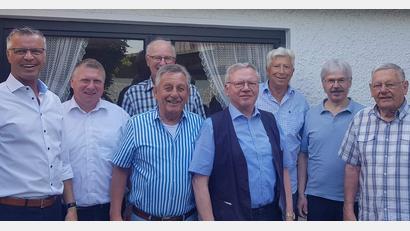 Bild: u
80. Geburtstag feiert der ehemalige Amtsleiter der Hirschauer Stadtverwaltung, Ernst Mangelberger (Vierter von rechts). Zu den Gratulanten zählen (von links) Bürgermeister Hermann Falk, Stadtrat Martin Merkl, Förderkreisvorsitzender Werner Schulz, dahinter Anglervereinskassier Robert Dotzler, Ernst Mangelberger, Angler-Ehrenvorsitzender Klaus Forster, Angler-Ehrenmitglied und Ex-Amtsleiter Walter Majecki und Josef Wiesnet.