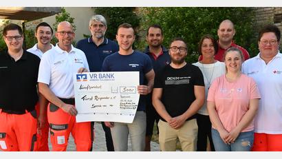 Bild: gf
Die Organisatoren des Poppenrichter Weihnachtsmarkts überreichen den Erlös der Veranstaltung in Höhe von 500 Euro an die First Responder Poppenricht.