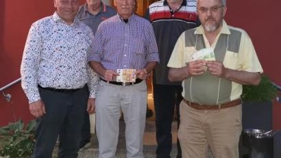 Bild: hme
CSU-Ortsvorsitzender Gerhard List (links) freut sich mit den Gewinnern, Heinz Prölß (unten rechts), Roland Pichl (vorne Mitte) und Jesu Fernandez (hinten links) und Herbert Bäuml (hinten rechts).