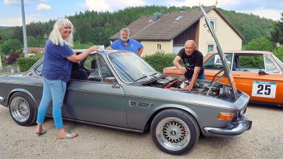 Bild: bsc
Das Alter von 51 Jahren sieht man dem BMW 3.0 CS von Jaqueline (links) und Nikolaus Dziajlo (rechts) nicht an. Mit dem Oldtimer sind sie am Sonntag beim ersten Friedenfelser Old- und Youngtimertreffen mit von der Partie. AC-Vorsitzender Stefan Schmalzreich (Mitte) freut sich mit dem Ehepaar auf die Veranstaltung.