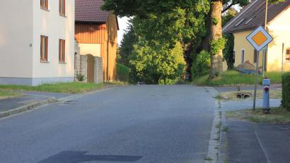 Bild: kro
Die Bürger fordern einen durchgängigen Bürgersteig entlang der Ortsdurchfahrt von Schönficht. Der Marktrat Plößberg unterstützt das Vorhaben einstimmig.