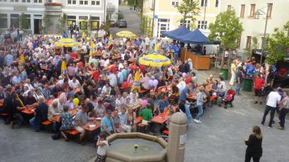 Bild: mad
Blick vom Rathausfenster auf den vollen Marktplatz: Das Marktfest in Schwarzhofen zieht viele Besucher an.