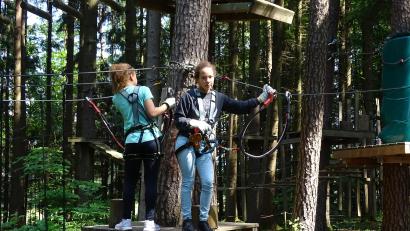 Bild: Pfarrei Kemnath/exb
Die Kemnather Ministranten unternahmen einen Ausflug in den Klettergarten nach Pottenstein.