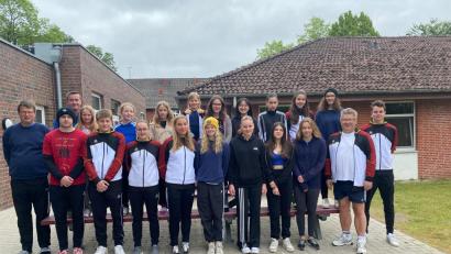 Bild: rbg
Ein einwöchiges Trainingslager führte der Tirschenreuther Schwimm-Club zusammen mit dem Partnerverein in der SG Nordoberpfalz, dem SV 08 Auerbach, in der Sportschule Hössen in Westerstede durch. Betreut wurden die TSC-Sportler von Hubert Brech und Rudi Beer (links) sowie German Helgert und Kilian Züllich (rechts)