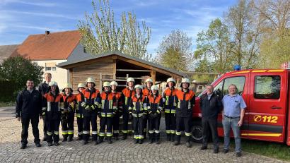 Bild: Annemarie Weiß
Stolz zeigen sich nach bestandener Prüfung mit den Schiedsrichtern Horst Keller und Christoph Erras (von links) Annemarie Weiß, Carina Hüttner, Mathias Mägerl, Jonas Fronhofer, Ralf Wiesmeth, Florian Weiß, Tobias Regler, Katharina Mägerl, Johannes Regler, Franziska Hager, Josef Regler, Andreas Regler, Kreisbrandinspektor Martin Schmidt und Bürgermeister Uwe König.