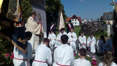 Bild: fpoz
Stadtpfarrer Bernd Philipp beim eucharistischen Segen am dritten Altar der Fronleichnamsprozession.