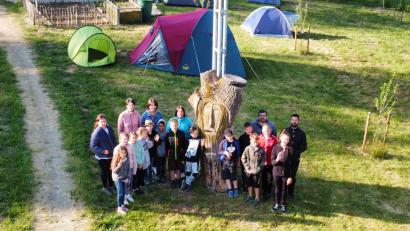 Bild: OGV Teunz/exb
Die Jugendgruppe "Teunzer Weltentdecker" des OGV Teunz übernachten beim Zeltlager im Wühlmausgarten.