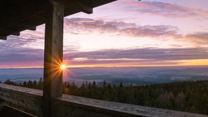 Bild: Matthias Kunz/exb
Morgenstund' hat bekanntlich Gold im Mund: Bei einer Early-Bird-Wanderung kann der Sonnenaufgang vom Oberpfalzturm aus fotografiert werden.