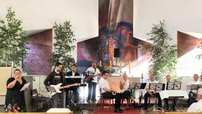 Bild: sei
Sängerin Silke Husslik, Vikar Michael Röll, Dr. Horst Petzold, Erwin Löw und der Posaunenchor St. Markus (von links) mit Leiter Fritz Landgraf (vorne sitzend) erfreuten in St. Markus mit einem abwechslungsreichen Konzertprogramm.