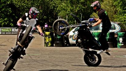 Bild: R. Kreuzer
Geschicklichkeit ist beim Balancieren auf dem Hinterreifen der Motorräder gefragt.