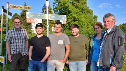Bild: wku
Die Wanderwarte Horst Meidenbauer, Johannes Ertel, Markus Rippl, Michael Zahn, Heidi Ziegler und Walter Brunner vor den neuen Metallschildern an der Sulzbacher Straße in Königstein.