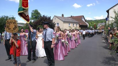 Archivbild: fz
Vor 15 Jahren führte die Bechtsriether Feuerwehr den Festzug mit rund hundert beteiligten Vereinen an.