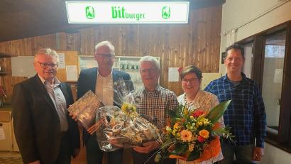 Bild: Daniel Münch
Hermann Huber (Mitte) übergibt das Amt des Vorsitzenden des TC Hahnbach an Daniel Münch (rechts). Mit dabei: Charly Reyzl (links), Bürgermeister Bernhard Lindner (Zweiter von links), Hannelore Huber (Zweite von rechts).