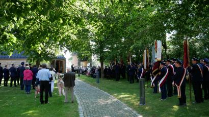 Bild: hmr
Bei bestem Wetter feierte die Freiwillige Feuerwehr Querenbach in und vor der Bruder-Klaus-Kapelle in Hatzenreuth mit Stadtpfarrer Dr. Thomas Vogl und zahlreichen Gästen ihren Festgottesdienst zum 125-jährigen Bestehen.