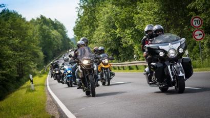 Archivbild: Kormann/exb
Ein Motorrad-Konvoi rollt am Sonntag, 18. Juni, aus der Innenstadt in Auerbach zum Gottesdienst nach Nitzlbuch.