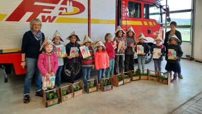Bild: Ehemann/exb
Kinder bemalten und bepflanzten Kräuterkisten beim GOV Diendorf.