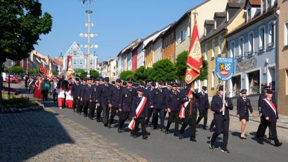Bild: do
Zum Auftakt des Jubiläums lädt die Feuerwehr zu einem farbenfrohen "Kirchzug", der sich von der Bergkirche durch die Altstadt zum Gelände des Feuerwehrgerätehauses bewegt.