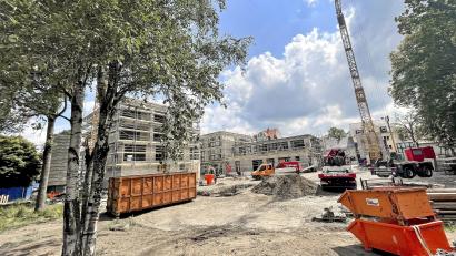 Bild: Matthias Bäumler/fph
Auf dieser Fläche hinter den Blöcken eins und zwei entsteht der dritte Quader des Quartiers am Stadtpark in Marktredwitz.