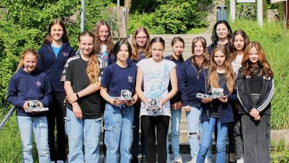 Bild: Stephanie Friedl/exb
Die ganze Mannschaft der Decker-Schulen, mit Wahlfach-Leiterin Stephanie Friedl (hinten, rechts); links die bestplatzierte Mannschaft mit (von links) Hannah Elsner, Paula Elsner und Jessica Hentzschel.