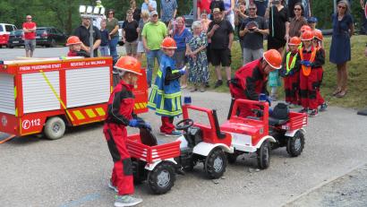 Bild: adj
Die Kinderfeuerwehr übt die Bergung bei einem Verkehrsunfall.