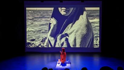 Bild: cog
Ganz verloren im Sturm auf dem Meer, sucht die junge Hugeburc Trost im Gebet: Ein Film aus Sulzbach-Rosenberg mit Musik und Texten, begleitet von einer Liveperformance, beeindruckt das Publikum beim Kirchentag in Nürnberg.