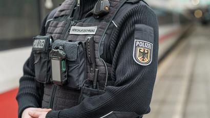 Symbolbild: Bundespolizei, Jacob Maibaum - Referat 66,
Der Beamte zeichnete die Beleidigungen des 44-Jährigen mit seiner Bodycam auf.
