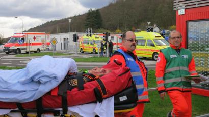 Archivbild: BRK/exb
Beim grenzüberschreitenden Rettungsdienst müssen die Beteiligten in den Nachbarländern jeweils geltendes Recht beachten. Mit den Abläufen ist Manfred Maurer (rechts) bestens vertraut. Er ist Koordinator für den grenzüberschreitenden Rettungsdienst, hier bei einer Übung in Karlsbad im Jahr 2017.