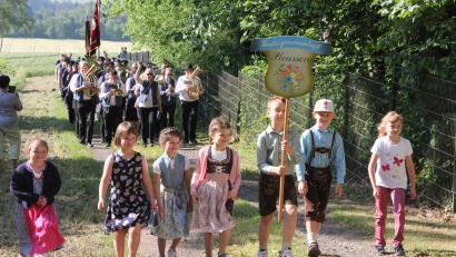 Bild: kro
Angeführt vom Siedlernachwuchs führte am Sonntag ein Kirchenzug zur Gommelbergkapelle in Pleußen.