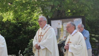 Bild: ads
Groß war die Freude bei Pfarrer Ludwig Gradl (rechts) von der Pfarrei Hl. Dreifaltigkeit, dass er zur Festmesse anlässlich des Patroziniums im Jubeljahr der Pfarrei Domvikar Dr. Werner Schrüfer als Zelebrant und Prediger begrüßen konnte.