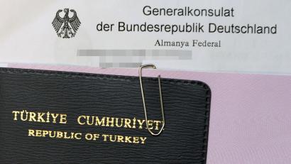 Symbolbild: Soeren Stache/dpa
Mit illegalen Pässen schleusten zwei Männer im Herbst 2020 rund 150 Menschen nach Deutschland. Ab Montag müssen sie sich vor dem Landgericht Weiden verantworten.