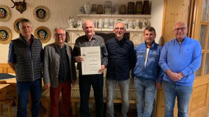 Bild: SG Fichtenschacht-Schönhaid/exb
Hohe Auszeichnung bei der Siedlergemeinschaft Fichtenschacht-Schönhaid: Im Bild von links Kassier Jürgen Kühn, Bürgermeister Toni Dutz, Ehrenvorsitzender Anton Engelmann, Vorsitzender Gerhard Engelmann, Zweiter Vorsitzender Marko Süß, Schriftführer Walter Wildenauer.