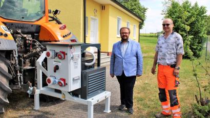 Bild: Gemeinde Kastl bei Kemnath/exb
Wasserwart Robert Schraml (rechts) stellte Bürgermeister Hans Walter das neue Notstromaggregat vor.