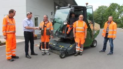Bild: pi
"Gute Fahrt und unfallfreies Arbeiten" mit dem neuen Rasentraktor wünscht Bürgermeister Rainer Rewitzer (Zweiter von links) bei der Schlüsselübergabe an Bauhofchef Siegfried Völkl.