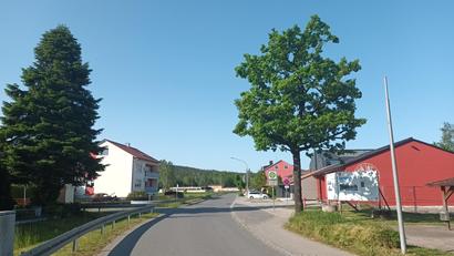 Bild: bjp
Schmucklos zeigt sich das Umfeld von Feuerwehrhaus und Gemeindezentrum in Schwarzenbach, viele Autofahrer kümmern sich wenig um "Tempo 30". Doch das soll sich ändern, sobald alle planerischen und finanziellen Fragen geklärt sind.