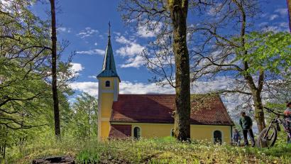 Bild: gri
Es ist ein Kraftort: Oben auf dem Johannisberg (605 Meter) steht die Wallfahrtskirche St. Johann.