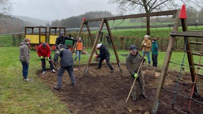 Bild: Siedlergemeinschaft/exb
Die Siedlergemeinschaft hat zusammen mit Eltern und Sponsoren den Spielplatz im Dorf saniert. Neu angeschafft wurden ein Karussell und eine Schaukel für Kleinkinder.