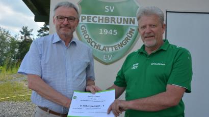 Bild: jr
SV-Freunde-Vorsitzender Günter Geiler (links) überreichte an Roland Zeitler, den Vorsitzenden des SV Pechbrunn-Groschlattengrün, eine zweckgebundene Spende in Höhe von 5100 Euro.