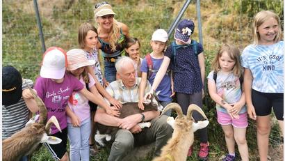 Bild: Heidi Eckl/exb
Den Jugendlichen aus Nabburg gefällt es bei den Ziegen.