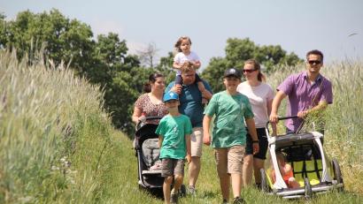 Bild: frd
Viel Freude an der Familienwanderung hatten Bürgermeister Rudolf Teplitzky (rechts) mit seiner und einer befreundeten Familie , die flotten Schrittes durch die herrliche Natur marschierten.