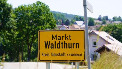 Bild: fvo
Die Dorfhelden-Tour 2023 macht Halt in Waldthurn. Welche Wette die Bewohner wohl erwartet? Am 16. Juni geht die Aktion über die Bühne.