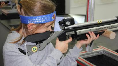 Bild: kro
Die siebenjährige Mathilda Bäuml beim Schießen mit dem Lichtgewehr.