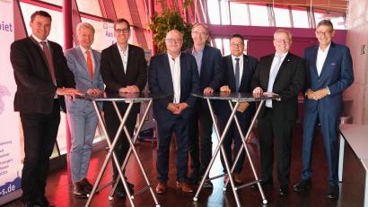 Bild: Hirsch
Sie stellten das Konzept für das Technologie-Transferzentrum in Schwandorf vor (von links): Landrat Thomas Ebeling, die Hochschulpräsidenten Ralph Schneider und Clemens Bulitta, IHK-Gremiumsvorsitzender Hubert Döpfer, MdL Alexander Flierl, die Bürgermeister Thomas Falter und Andreas Feller und HWK-Präsident Georg Haber.