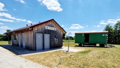 Bild: Dobler
Der Kiosk am Schwarzenfeld Forsterweiher hatte schon mehrere Pächter. Keiner ist geblieben. Der Toilettenwagen rechts stammt noch von einem großen Zeltlager der Wasserwacht am Wochenende.