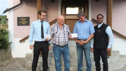 Bild: pi
Michael Stahl (Zweiter von rechts) und Konstantin Völkl (links) freuen sich: Josef Helgert übergibt ihnen jeweils 350 Euro.