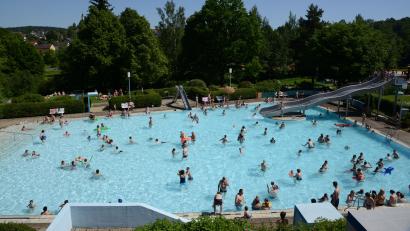 Bild: bey (Archiv)
Das Nichtschwimmerbecken im Pleysteiner Freibad ist ab Samstag, 27. Juni, für den Badebetrieb mit 100 Personen freigegeben. Insgesamt dürfen 500 Besucher in die Freizeiteinrichtung kommen.