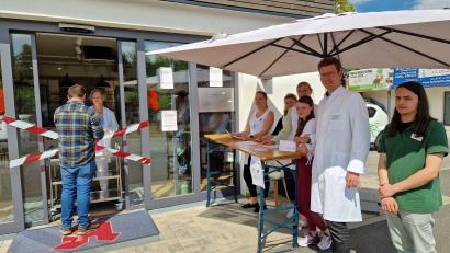 Bild: Tobias Gräf
Apothekerin Katharina Holtschulze (hinter der abgesperrten Tür) und ihr Kollege Falk Glamsch (rechts, weißer Kittel) sowie die pharmazeutischen Mitarbeiterinnen informieren vor der Krötensee-Apotheke die Patienten über die Hintergründe des Streiks.