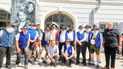 Bild: Preuß/exb
Ein Teil der Teilnehmer des Ostbayerischen Bartclubs mit dem Bürgermeister von Burghausen, Florian Schneider (Mitte, kniend), links daneben (in Hocke) Weltmeister Willi Preuß aus Sulzbach-Rosenberg, Präsident des Ostbayerischen Bartclubs, sowie 2. Bürgermeister Norbert Stranzinger (rechts).