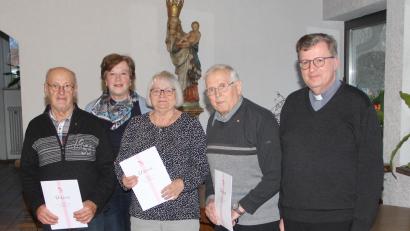 Bild: fpoz
Ehrungen bei der KAB: Im Bild von links Heinrich Scharnagl, Vorsitzende Marita Philipp, Irmgard Rödel, Gerhard Braun und Stadtpfarrer Bernd Philipp.