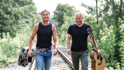 Bild: Obermeier Thomas/exb
Die Musiker von "Zwoa Achterl - bitte" spielen am Freitag, 16. Juni, auf dem Mulzerhof.