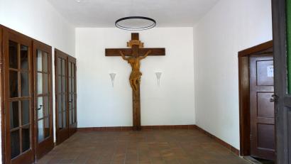 Bild: bkr
In der Kulmainer Friedhofshalle sollen in den nächsten Monaten unter anderem die Wände und die Bodenbeläge saniert werden. Die Arbeiten sollen möglichst im Herbst abgeschlossen werden.